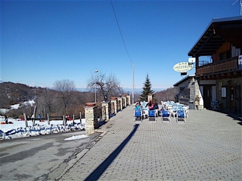 Het zonnige terras aan de piste van Bar Country