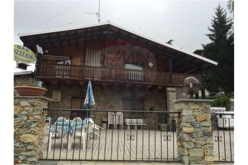 Pizzeria/bar Country met zonnig terras aan de piste in Sangiacomo waar je lekker over de hele piste heen kunt kijken en dus de kids goed in de gaten kunt houden.